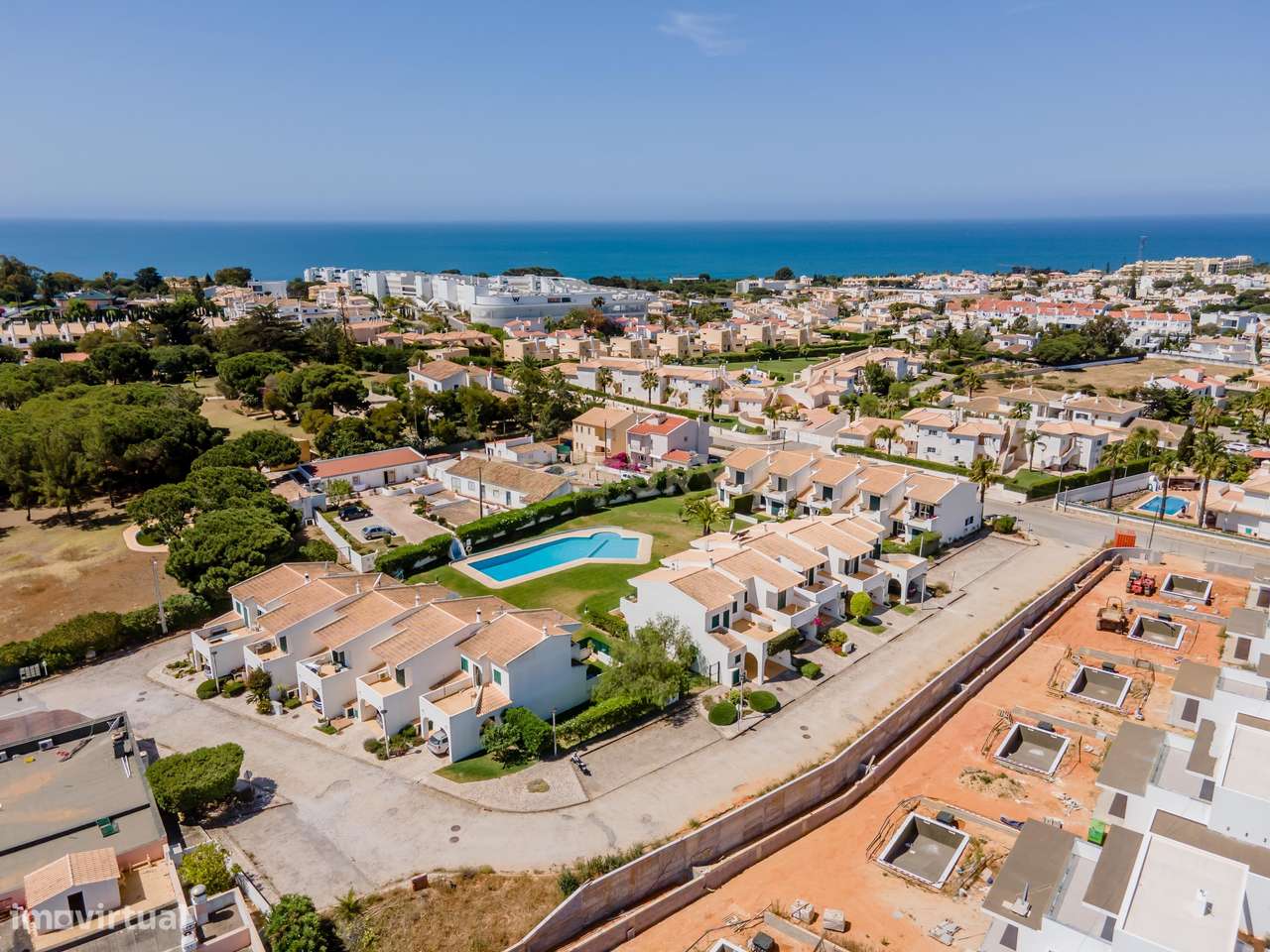 Moradia T2, com piscina, a escassos metros das praias da Galé. - Grande imagem: 2/29