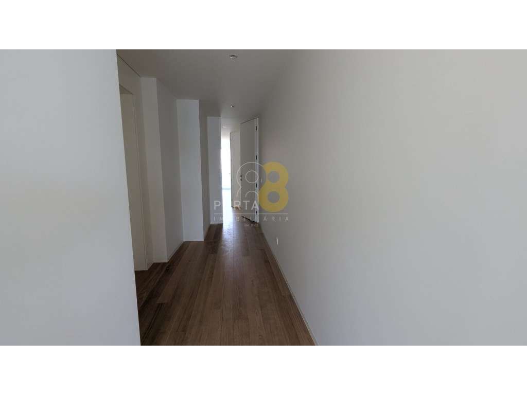 T2 Exclusivo com Terraço de 80 m² | 2 Suites | Piscina e Garagem Box-13