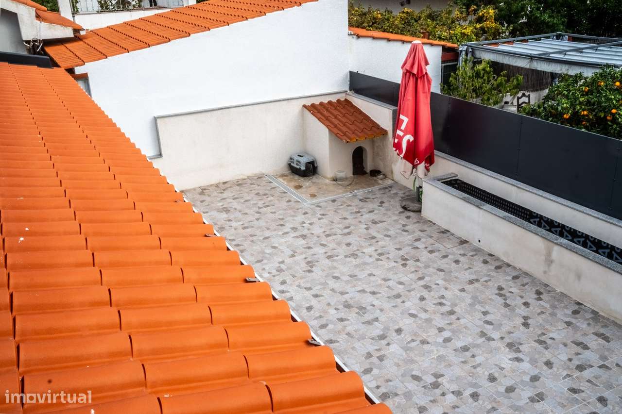Moradia T5 na Quinta do Conde com sótão e garagem-30