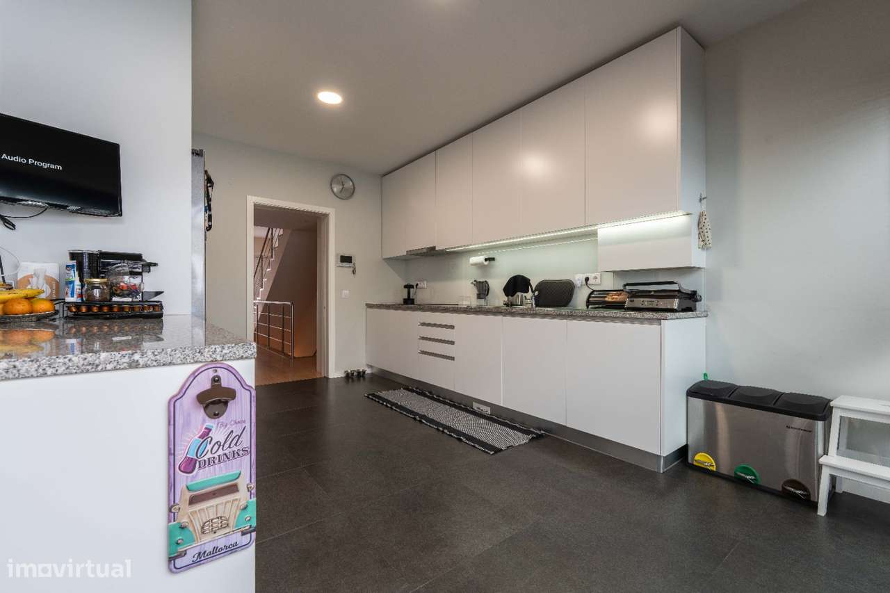 Moradia T4, em banda, de cave, rés-do-chão e andar, como nova!-6