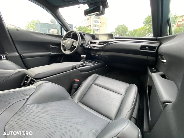 Lexus UX 250h 2.0L HEV 20H- (178 HP) 4X2 CVT Executive - 4