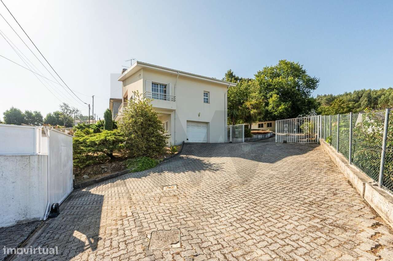 Moradia T3+1 com terreno em Burgães, Santo Tirso-22