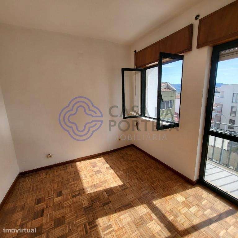 Apartamento T2, num 3º andar com varanda, no centro de Macedo de Caval - Grande imagem: 5/18