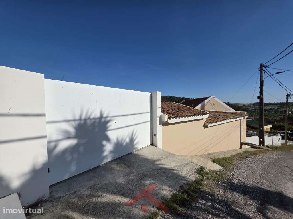 Moradia Renovada com Espaço Exterior-37