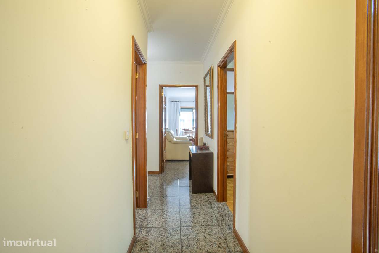 T2 +1 com 102 m² | Varanda | Perto do Metro e Baixa Ribeirinha-12