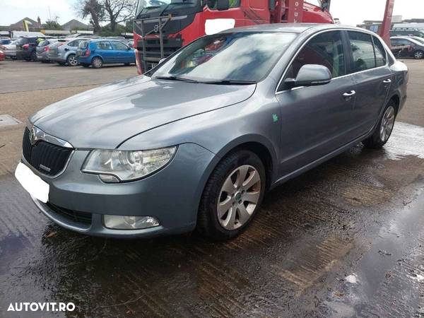 Far stanga Skoda Superb 2 2012 SEDAN 1.6 TDI - 3