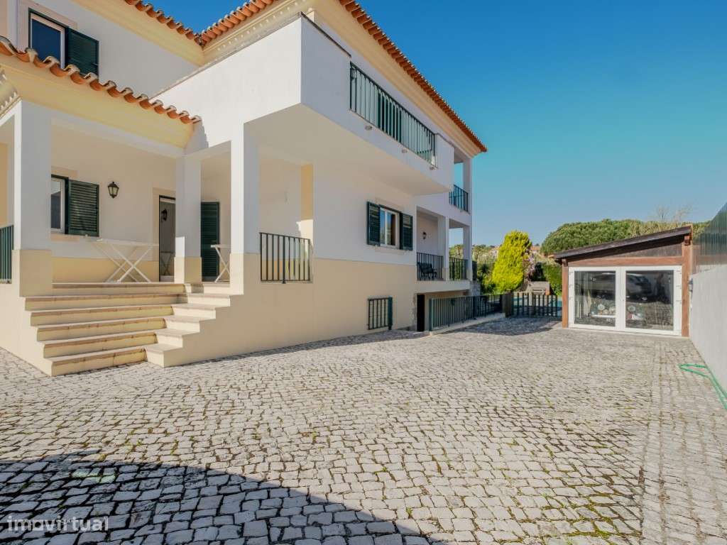 Moradia isolada inserida em terreno de 1370 m2 com piscina-10