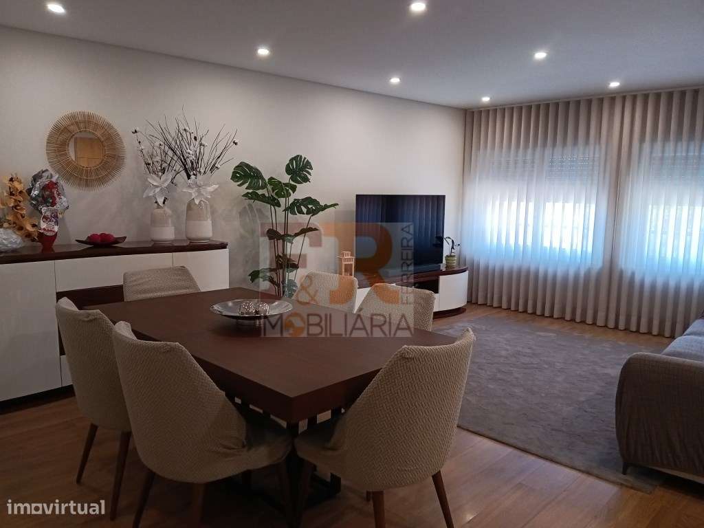 Excelente !!Apartamento T2 Semi- Novo com Varanda e Garagem-0