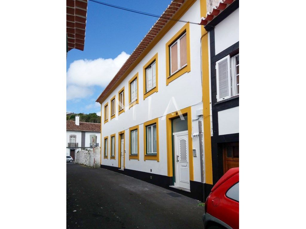 Prédio com 3 Apartamentos - Angra do Heroísmo