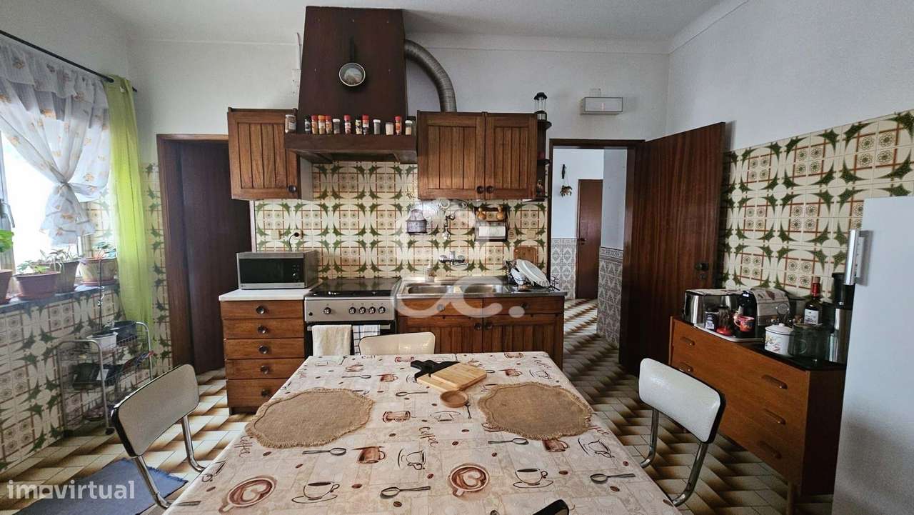 Moradia V4 com 174 M2, aproveitamento de sótão, garagem para 2 viatura-26