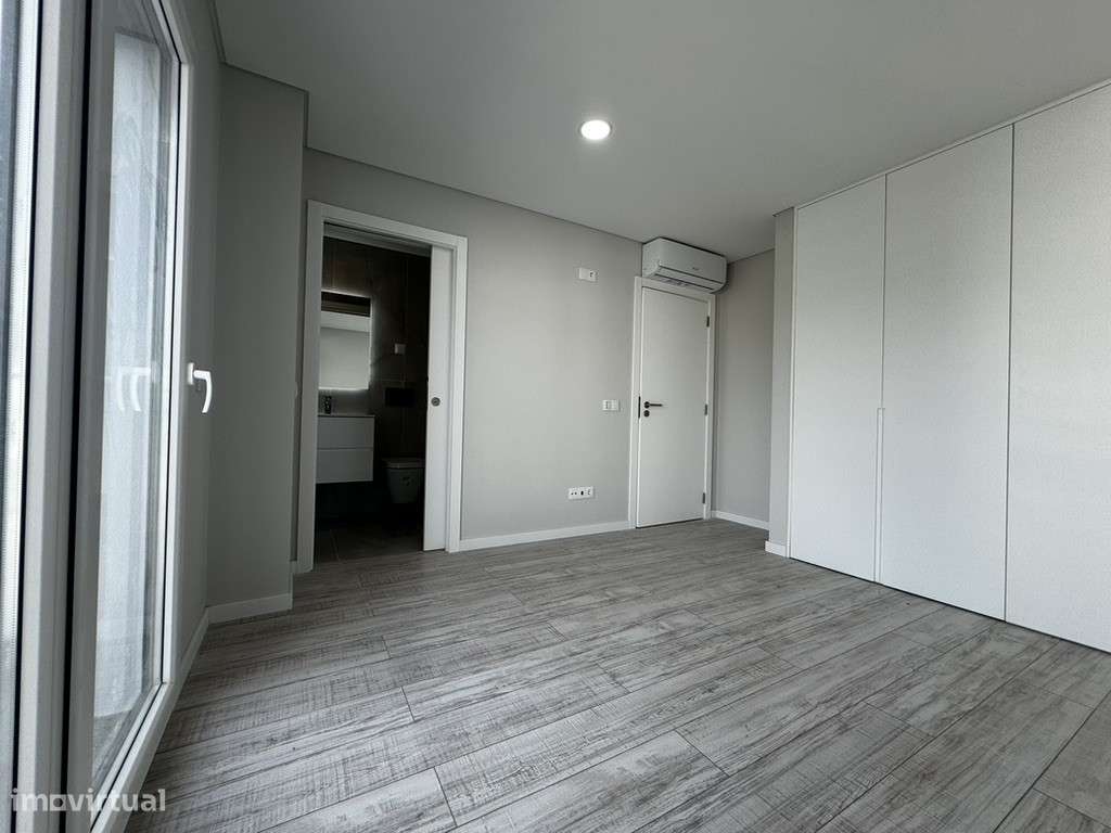 Moradia com 3 Suites, Garagem, Logradouro, Churrasqueira e Piscina-23