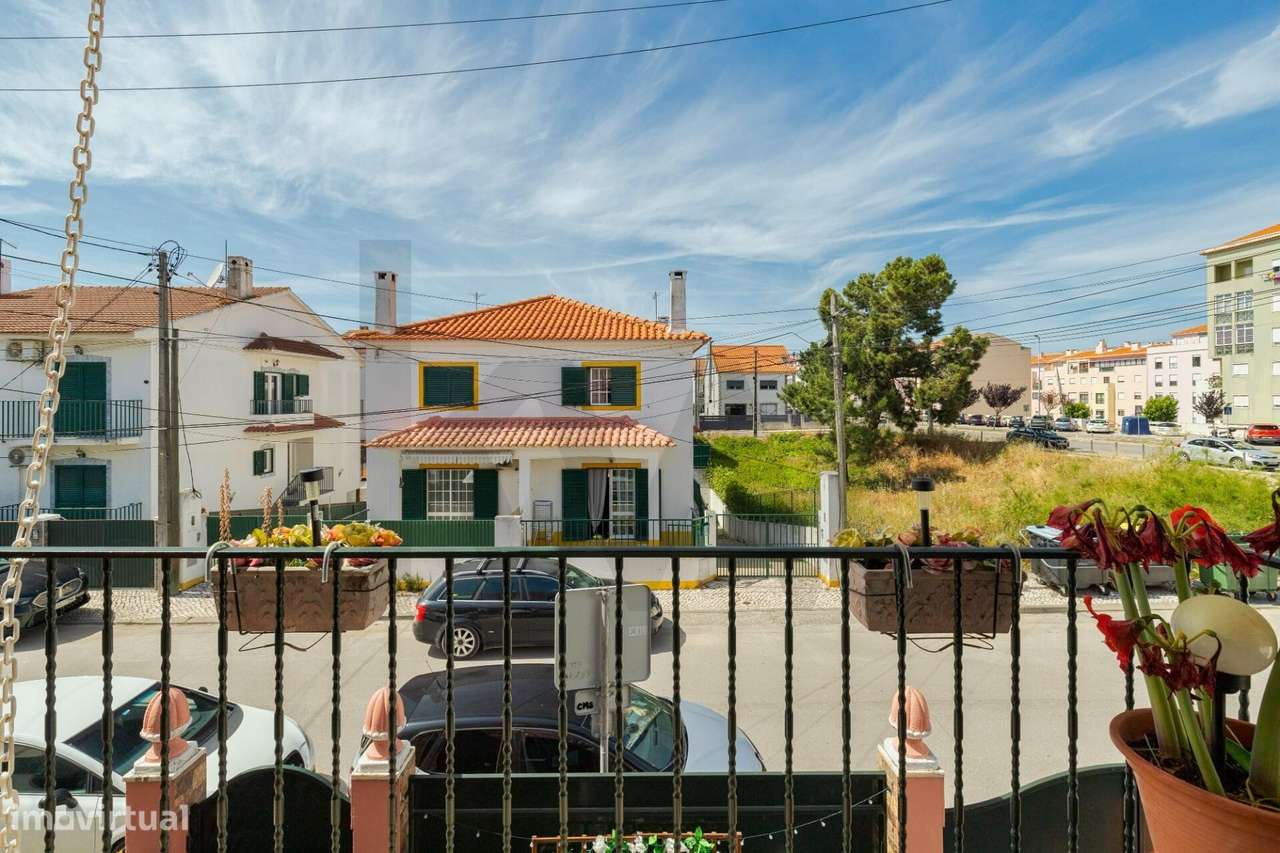 Moradia T3+2 com Piscina e Cave Independente — Quinta do Conde-25