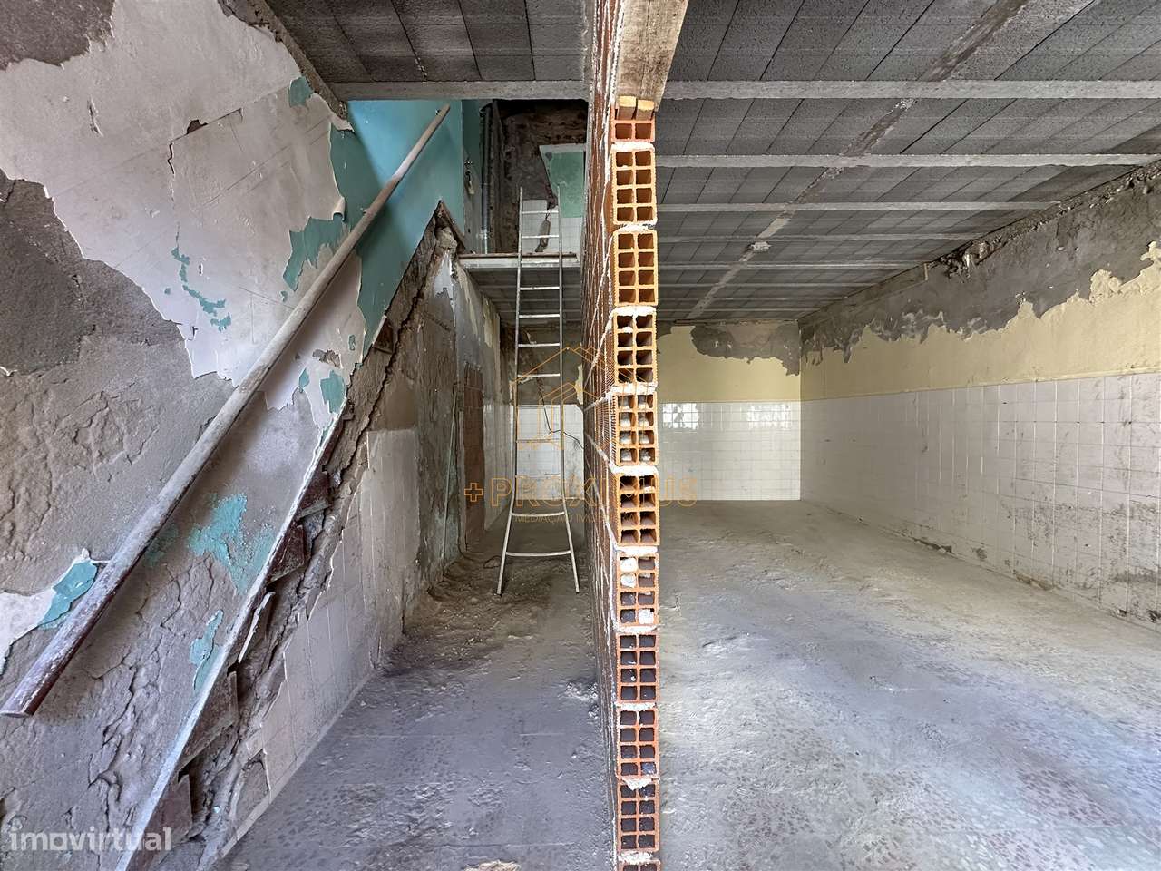 Moradia p/ restaurar c/ vista mar-11