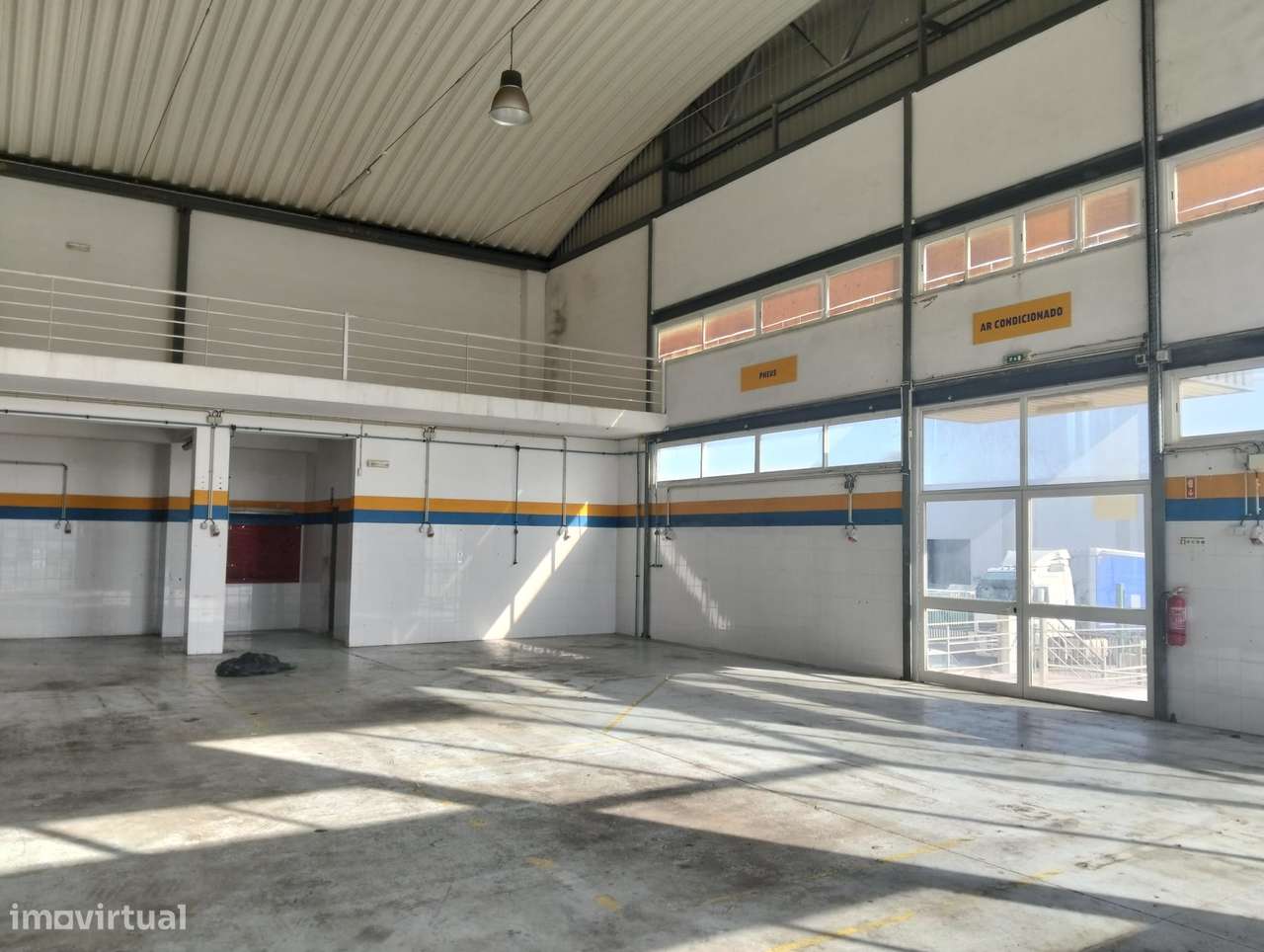 Armazém para venda na zona industrial do Pateiro, Parchal, Lagoa. - Grande imagem: 2/14
