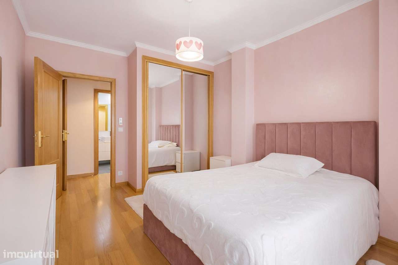 Apartamento T2 RENOVADO com Varanda e Garagem Box – Ermesinde-13