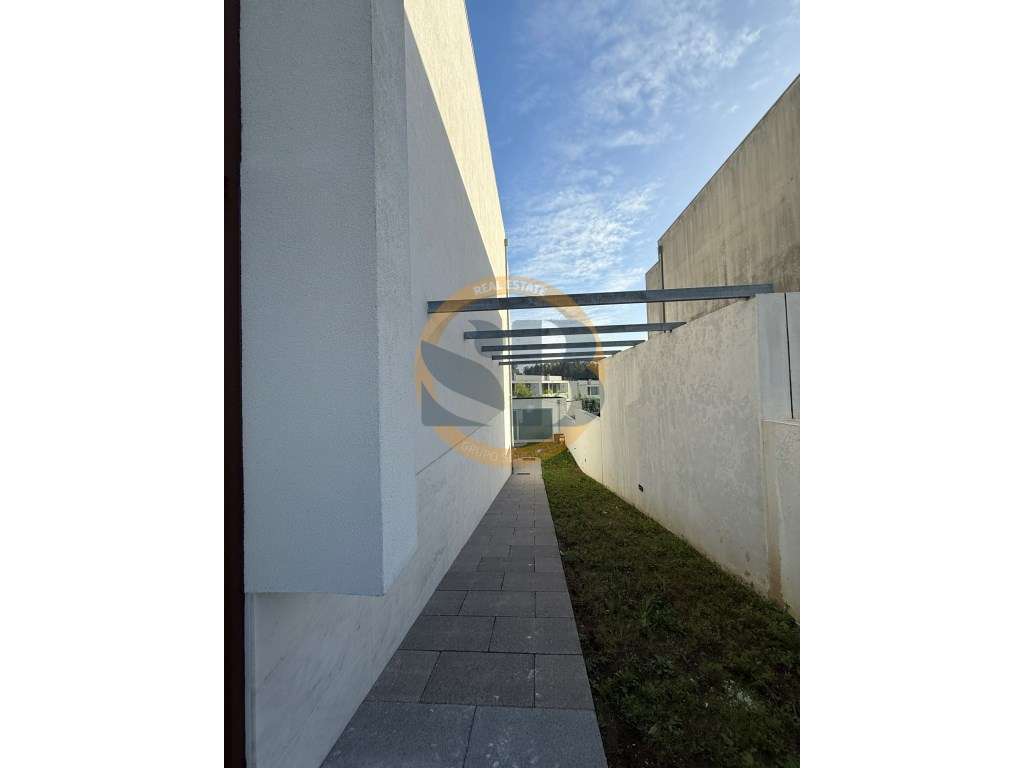 Moradia T3 Nova Luxo Centro Santa Maria da Feira-22