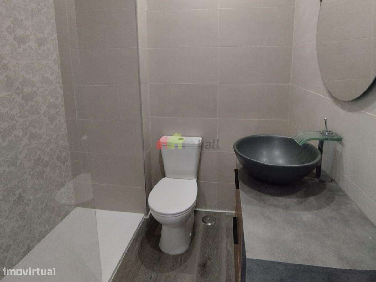 Apartamento T2 Remodelado na Baixa Banheira-11