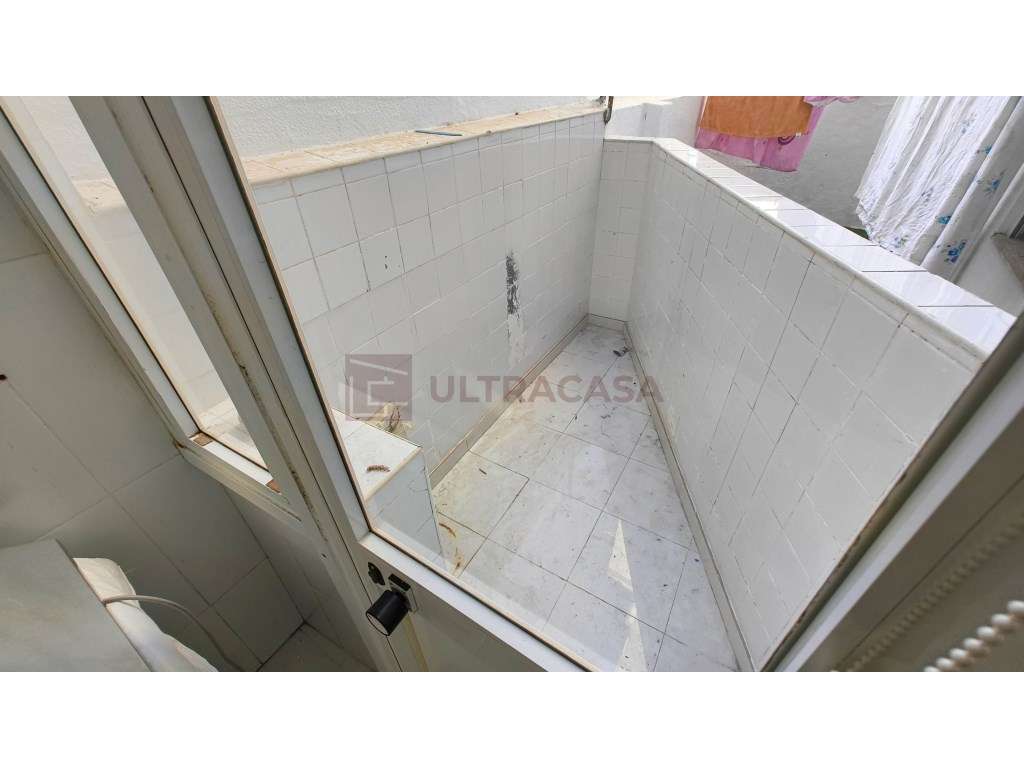 T0 Remodelado com Logradouro no Centro da Amadora-14