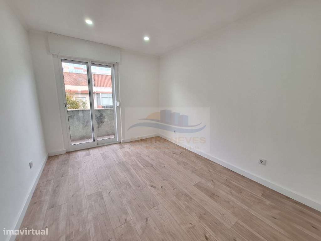 Oportunidade! T4 Renovado com Cozinha Nova e Open Space-10