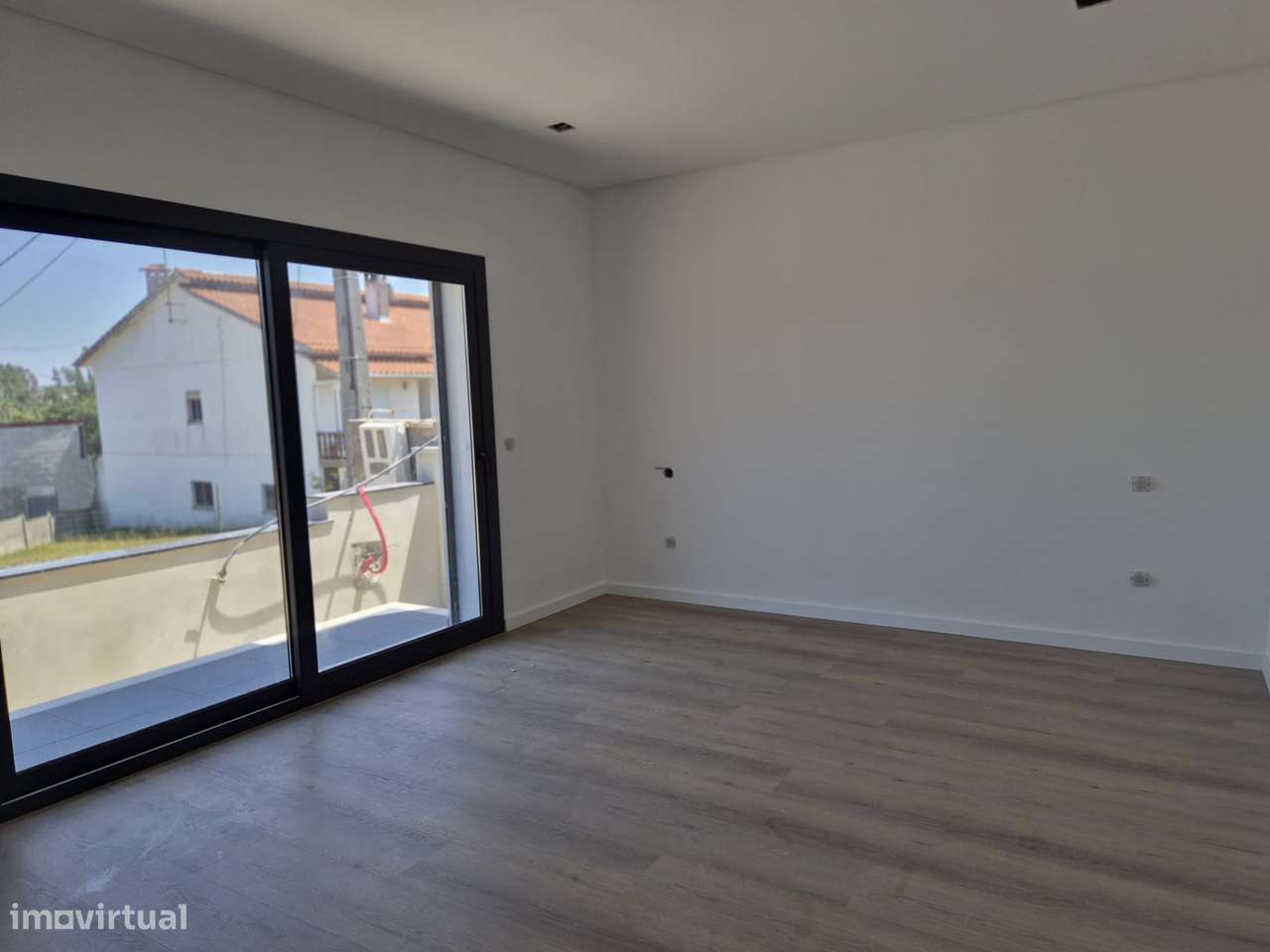Moradia T3, térrea, geminada com garagem e jardim. Fração "A"-6