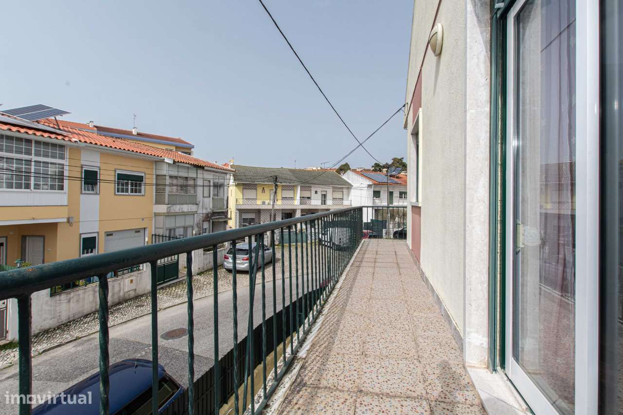 Moradia T5 transformada em T3 com aproveitamento de sótão MEM MARTINS-23