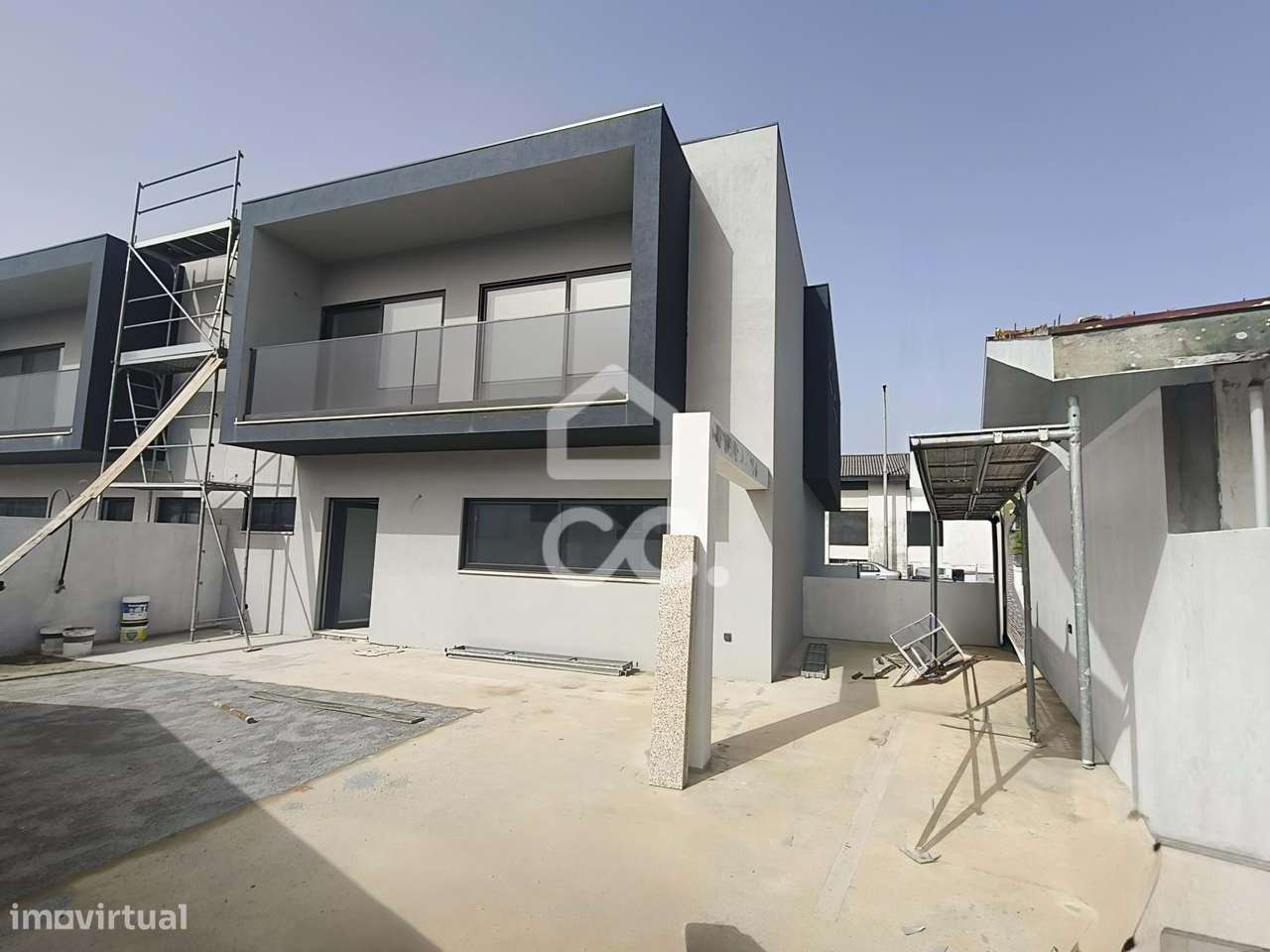 Moradia T3 Nova com 3 Suites, Jardim e Terraço – Design Contemporâneo-17