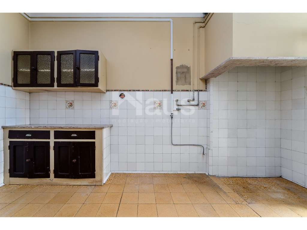 Apartamento T3 para remodelação com varanda no centro do Montijo - Grande imagem: 2/18