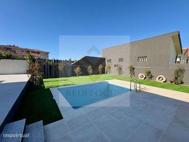 Moradia T4 de Luxo com Piscina e Jardim em Esmoriz-54