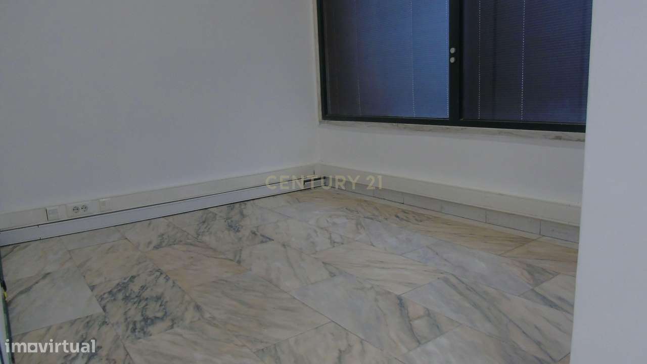 Loja/Escritório com Excelente Localização e Potencial de Conversão em - Grande imagem: 4/24