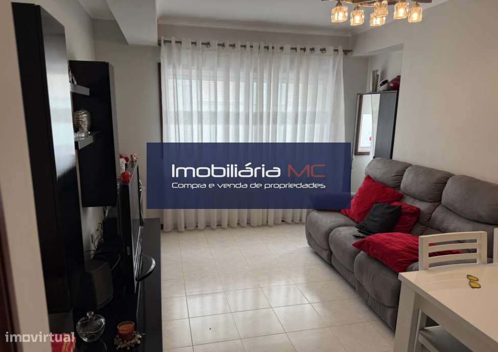 Apartamento T2 com terraço, junto à Avenida da República-13