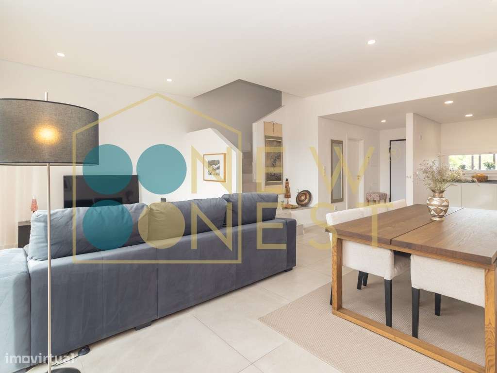 Moradia T3+1 em Banda como Nova com pátio e Vista Castelo de Palmel...-12