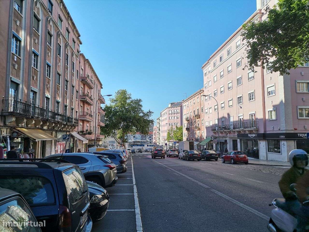 Papelaria Tabacaria em funcionamento, passagem de peões,e transportes-8