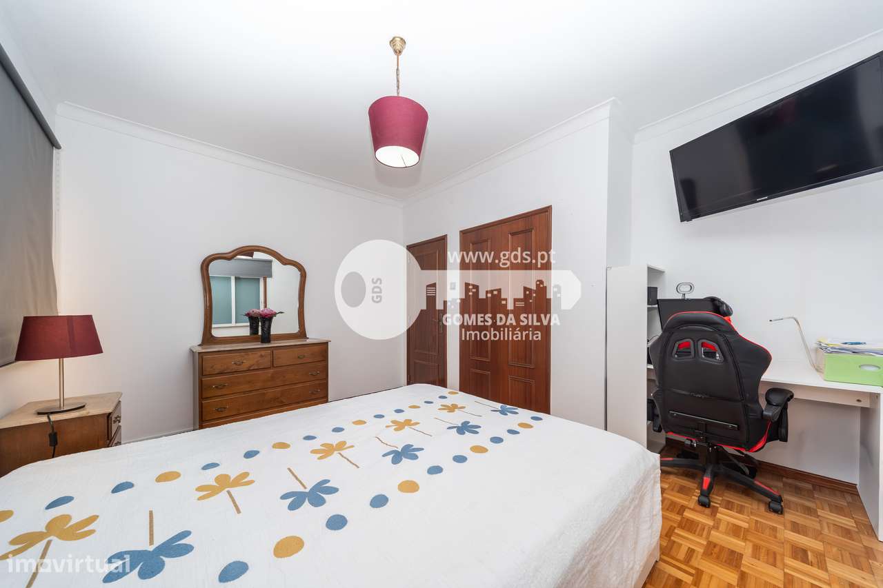 Moradia T3 com estabelecimento comercial em Dume, Braga-11