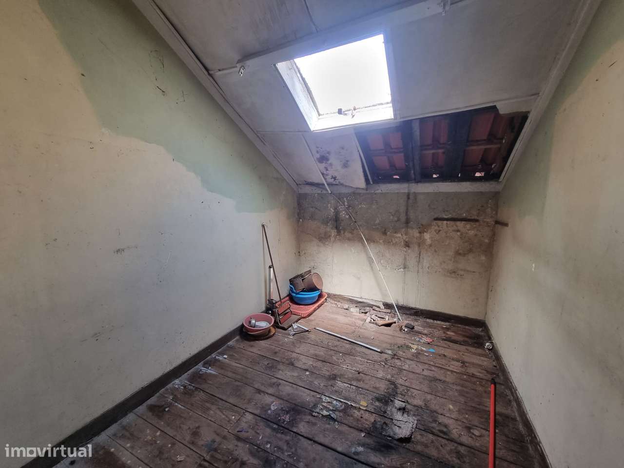 Moradia de dois pisos para remodelar - centro da Amadora-10