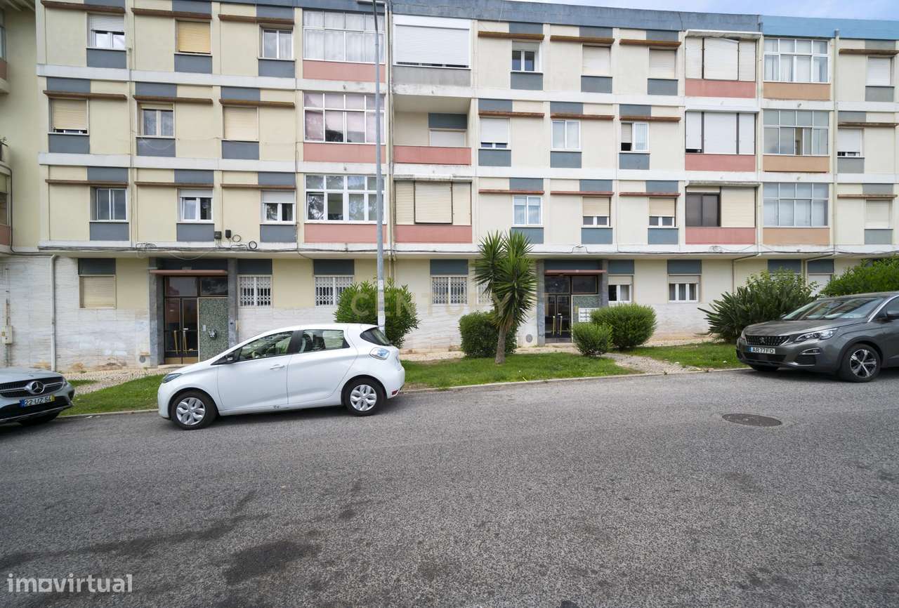 T2 com Excelente Localização em Queluz-24
