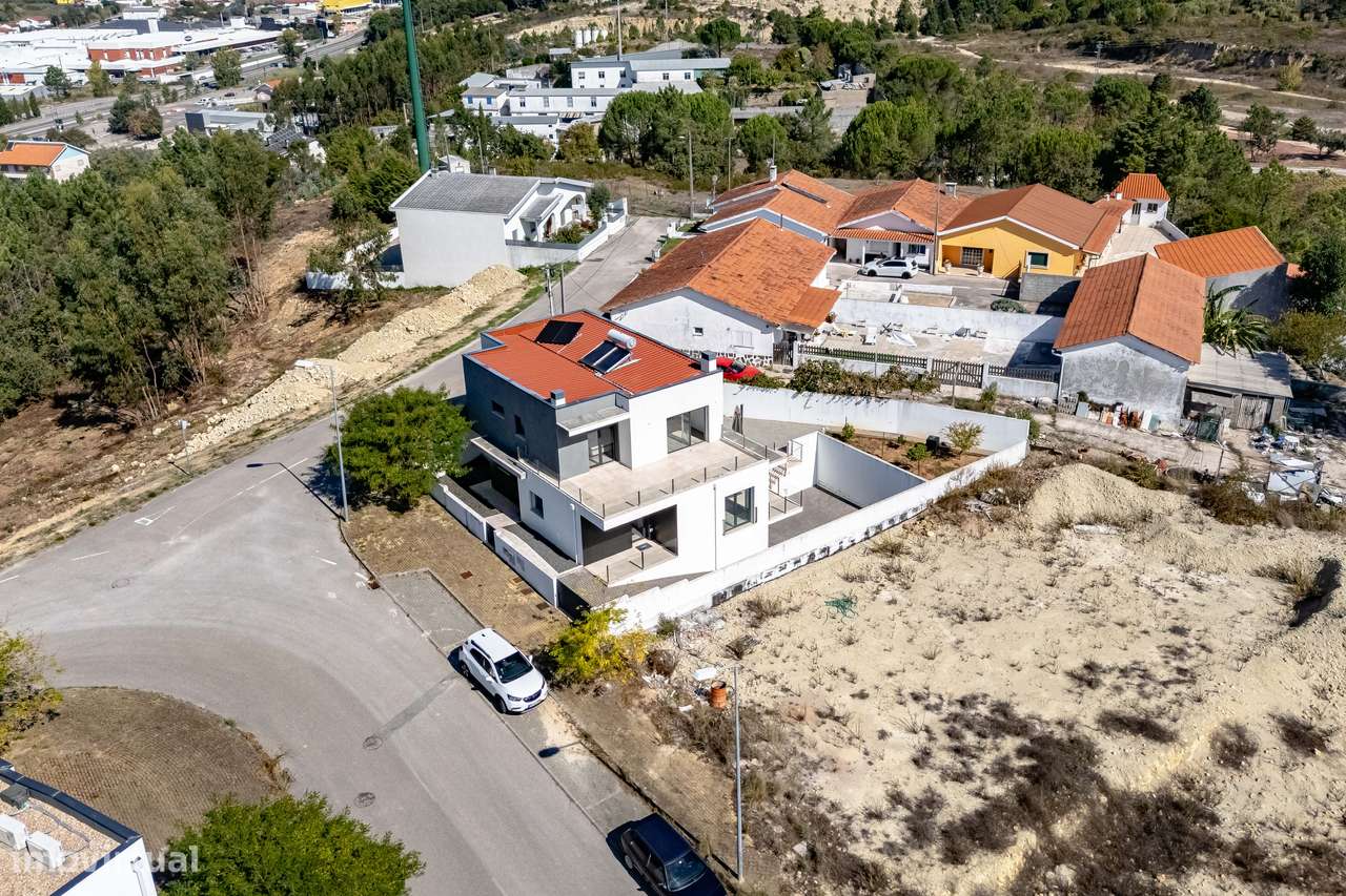 Moradia unifamiliar semi nova - Grande imagem: 2/28