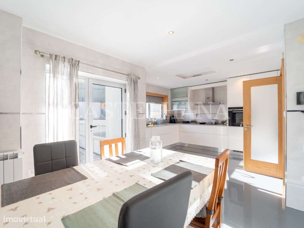 Moradia T4+1 com jardim, terraços e garagem privada, próxima a Mari...-19