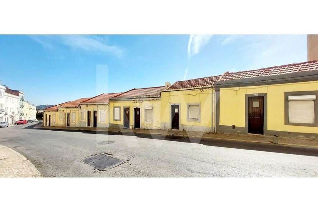 22 moradias para renovação e ainda 4 apartamentos T1 . Investimento em - Grande imagem: 4/15