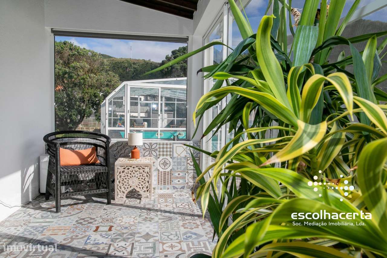 Villa de luxo com piscina coberta e vista para o mar-17