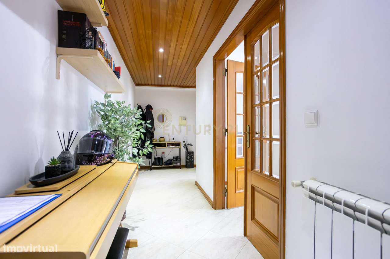 T2 com 2 casas de banho e ampla varanda-4