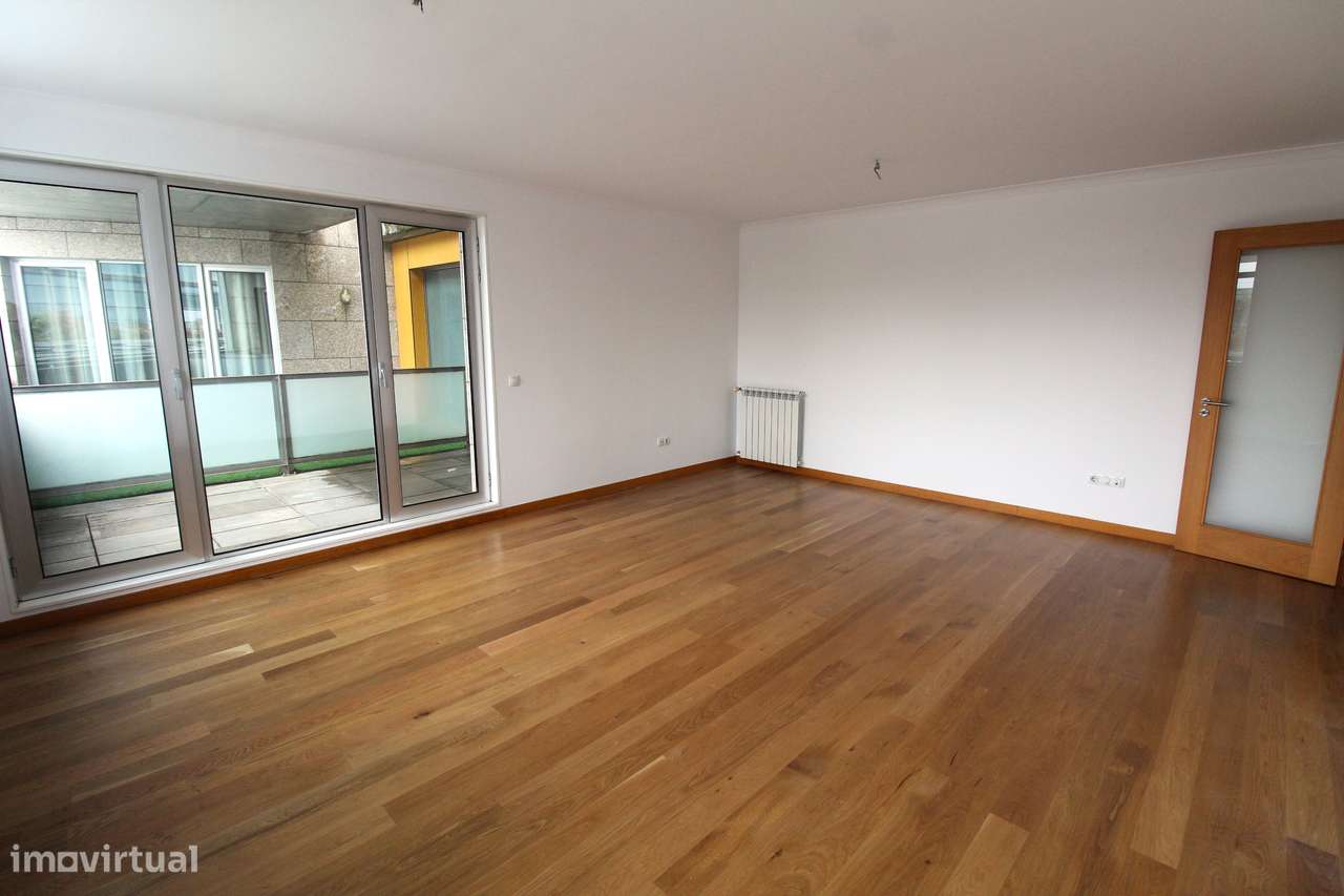 Apartamento T2 com Terraço – Zona do Fórum Viseu-5