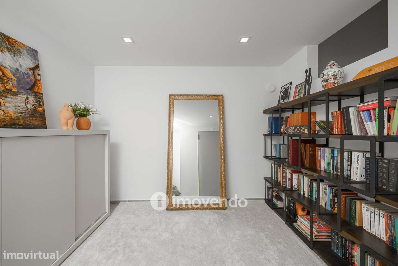Moradia T3+1 moderna, com piscina e garagem, na Caparica-32