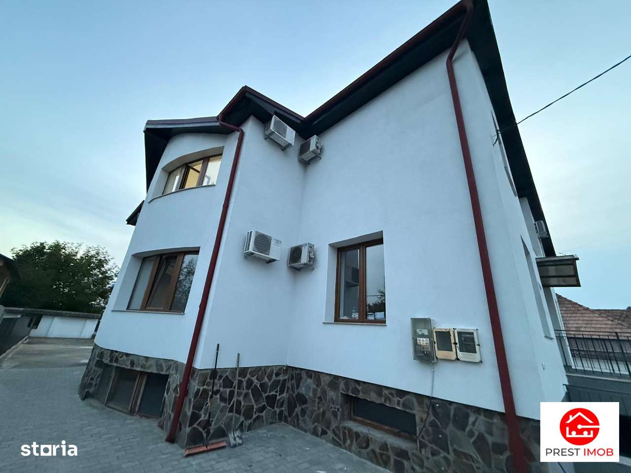 De inchiriat spatiu birouri, 10 birouri , 4 bai, garaj, 4 bai si teren - Imagine principală: 2/20