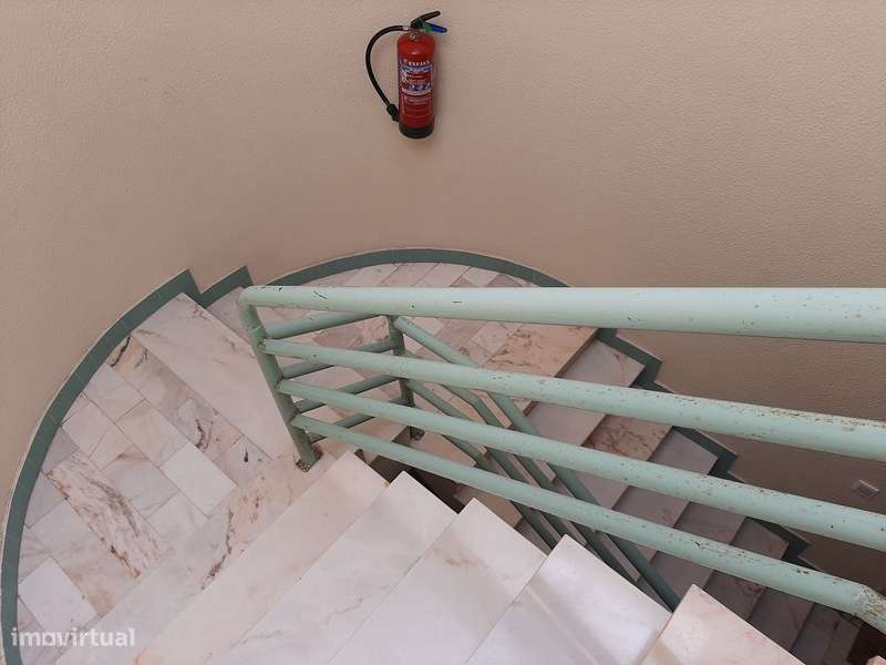 Apartamento T4 Arrendado na Sobreda — Localização Privilegiada e Excel - Grande imagem: 2/17