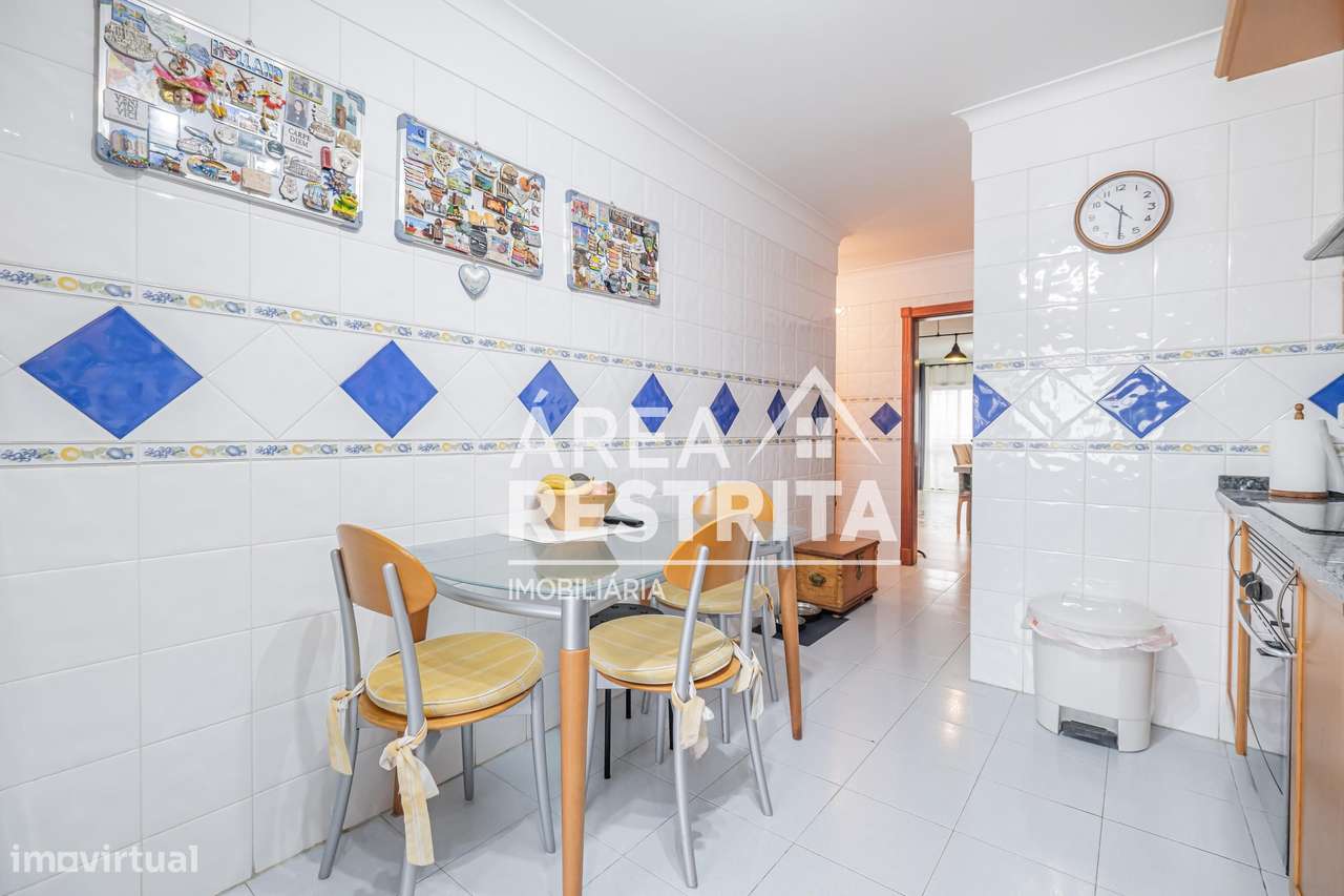 Apartamento T3 com parqueamento e elevador nos Fidalguinhos, Barreiro-10