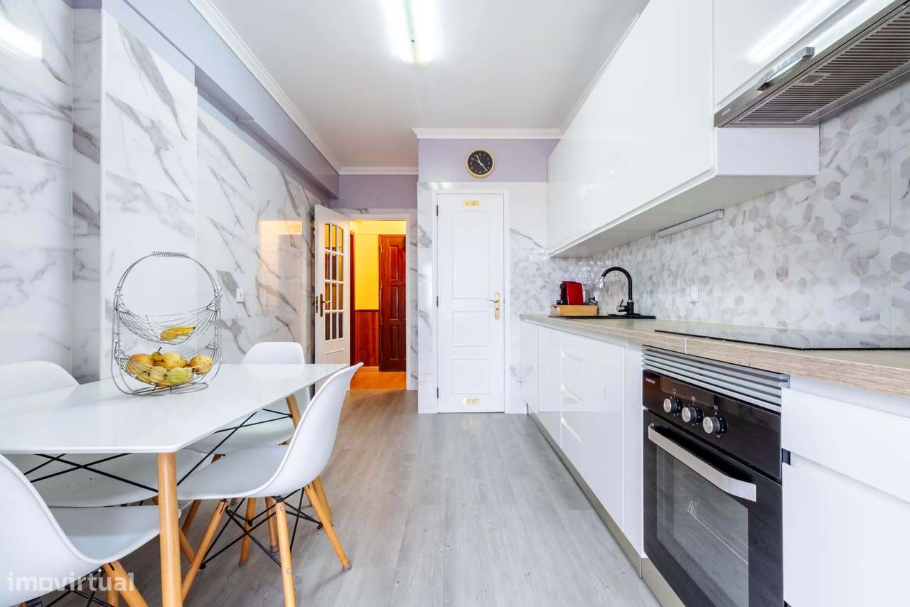 Apartamento T2 Remodelado c/ Lugar de Estacionamento em Mem Martins, S-18