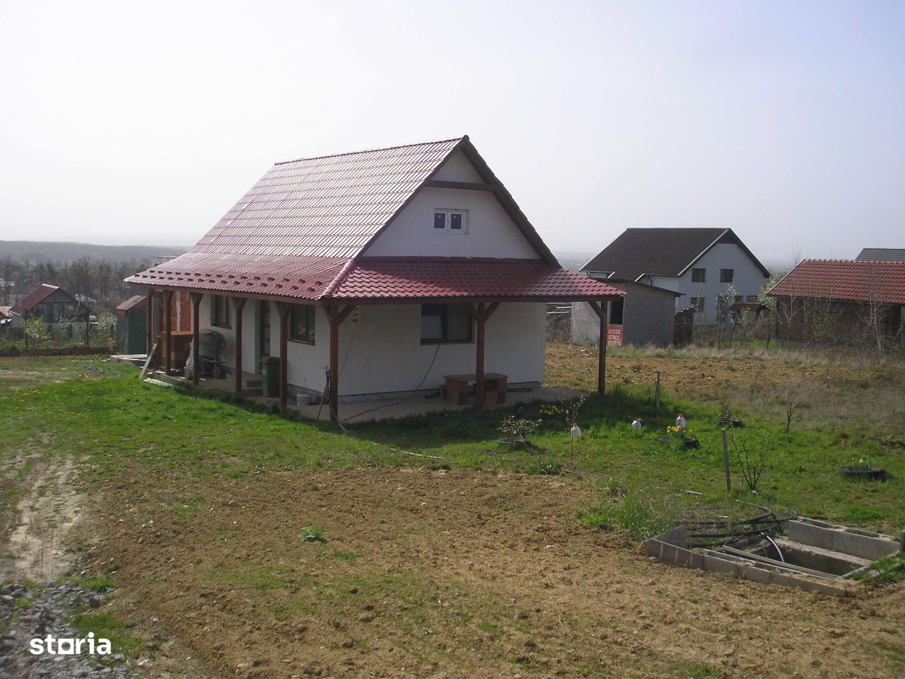 Casa la rosu cu 8 ari teren in zona rezidentiala din Tautii Magheraus