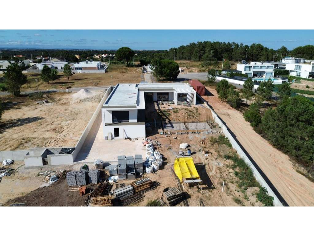 MORADIA T4 TÉRREA A ESTREAR - CASAIS DOS BRITOS - AZAMBUJA-28