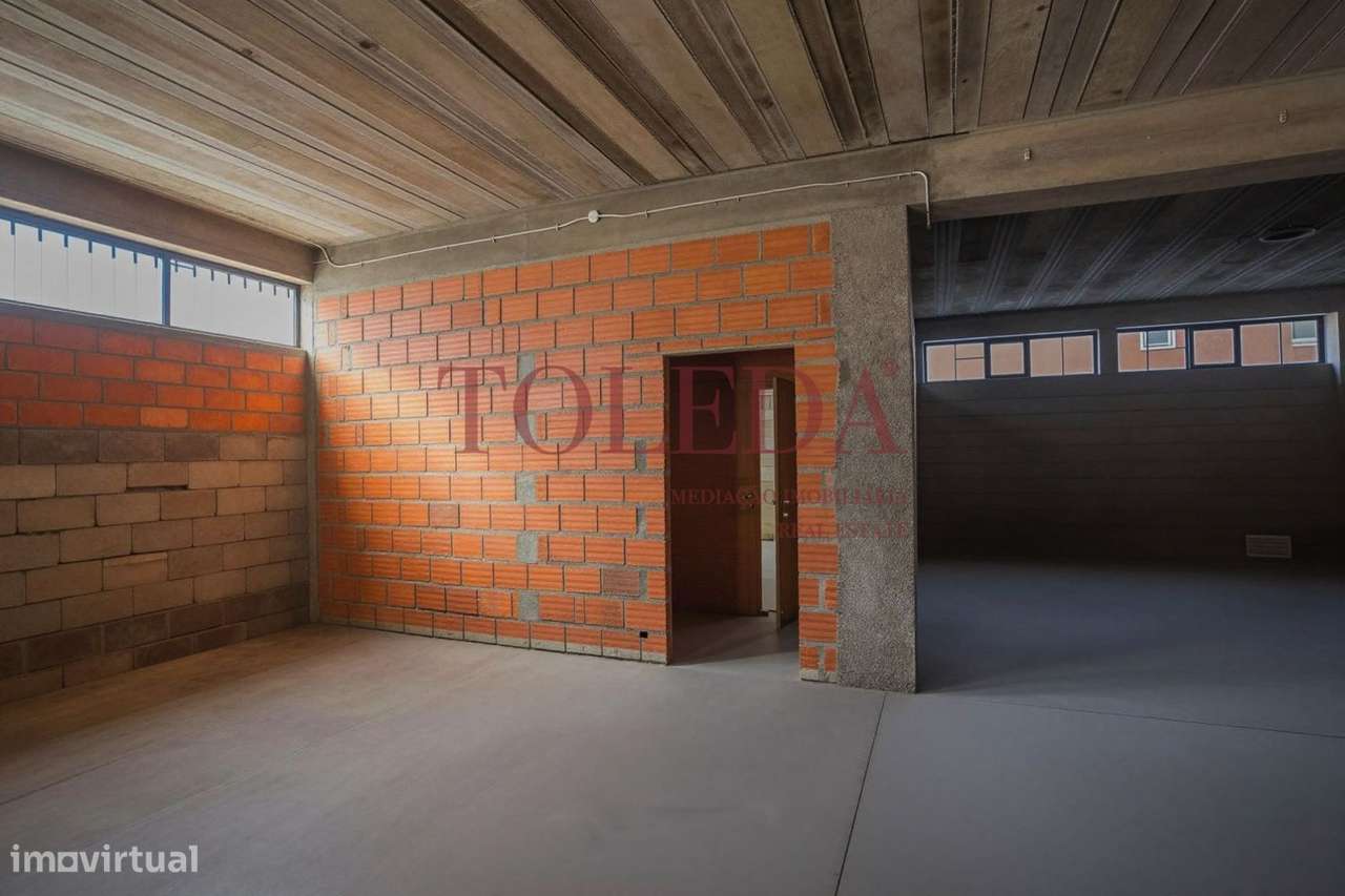 Armazém com 700m2 em zona Industrial-6