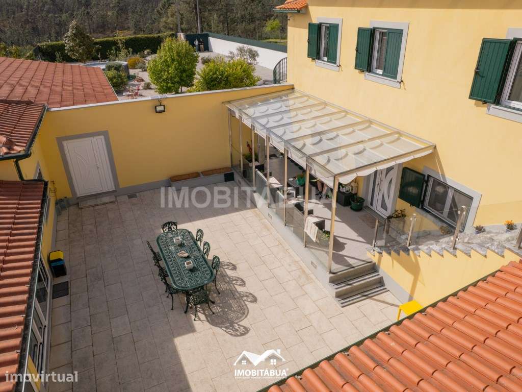 Casa privada com 4 quartos, piscina, pátios e acomodações versáteis.-11